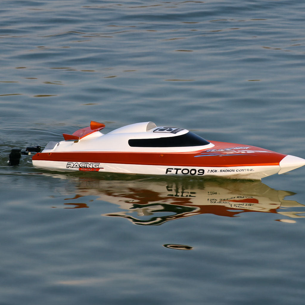 FT009 Remote Control Speed Boat 2.4GHz – High-Speed RC Racing Boat 30 km/h